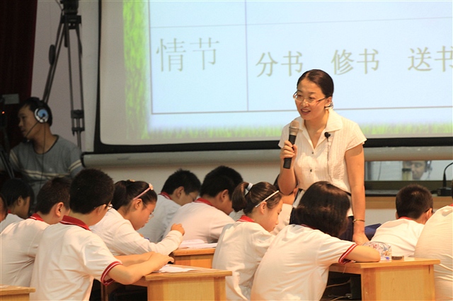 赛课现场——内蒙古呼伦贝尔海拉尔的徐立男老师执教《我的第一本书》