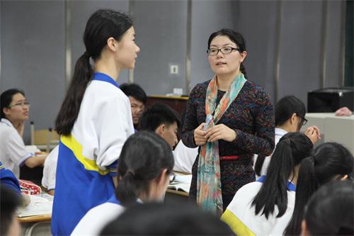 东莞东华高级中学名教师李小萍老师在上课